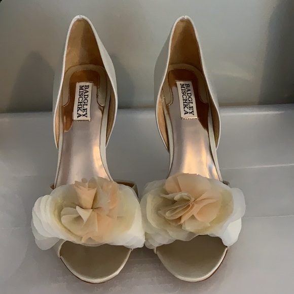 Badgley Mischka Ginseng Satin Peep-Toe Ivory Pumps - Picture 6 of 12